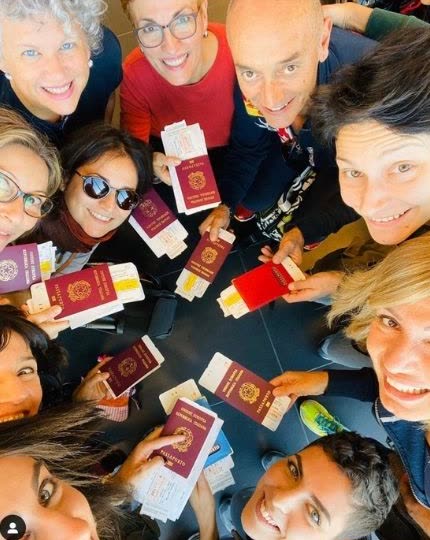 Il gruppo in cerchio che mostra i passaporti prima della partenza