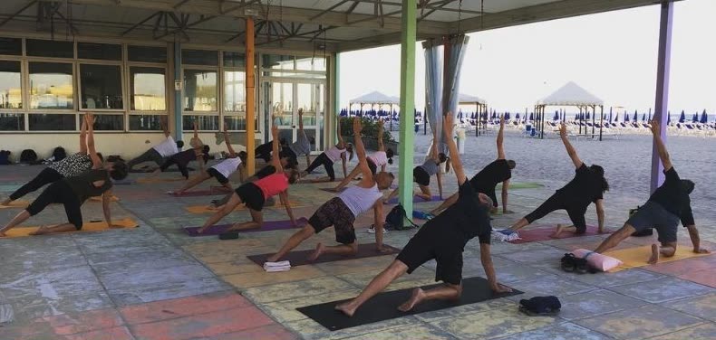 Lezione sotto una tettoia in riva al mare, tutti nella stessa posizione laterale